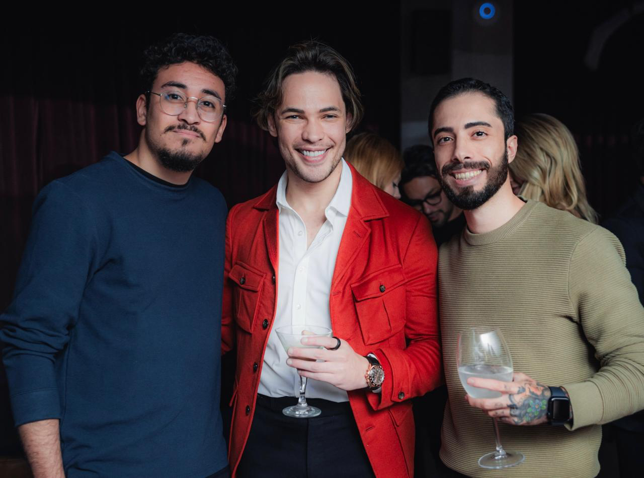 Ao lado de Thiago Finch